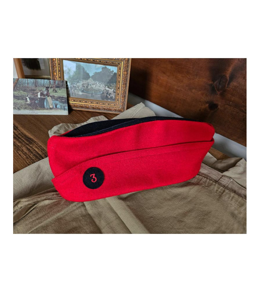 Bonnet de police modèle 1946 pour Zouave (calot et bandeau rouge, fond bleu foncé) avec son écusson rond
