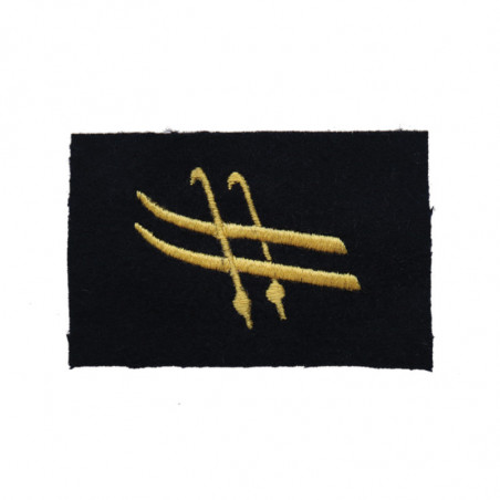 Insigne de spécialité brodé Skieur Jonquille sur drap de fond bleu foncé
