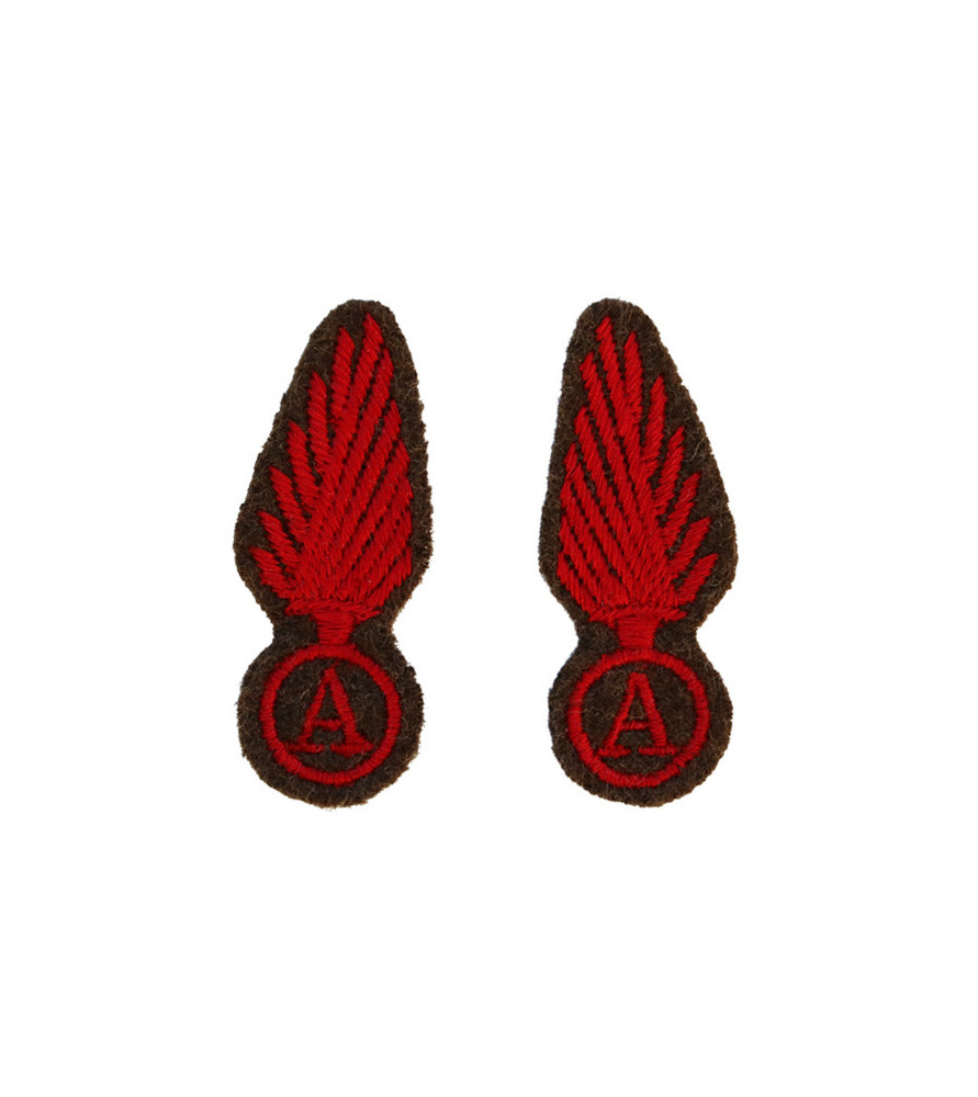 2 grenades de col pour conductrice ambulancière de l'American Field Service en drap de fond kaki marron